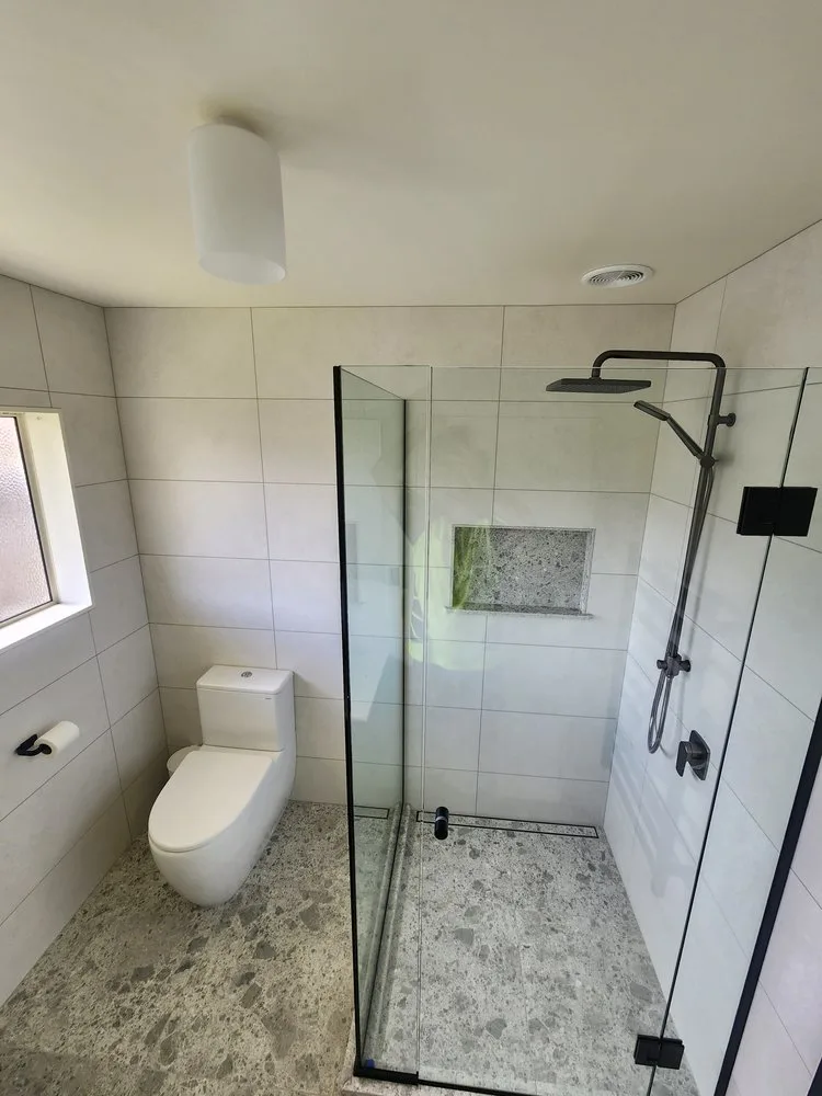 Beautiful and affordable bathroom by Bathroom Renovations Kapiti