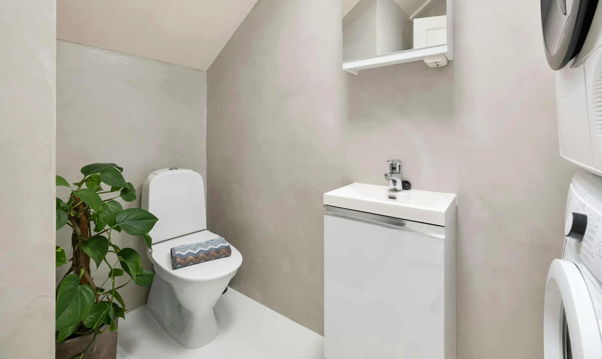 Stylish and Affordable Budget Bathrooms – Bathroom Renovations Kapiti Affordable bathroom renovation with smart layout by Bathroom Renovations Kapiti
