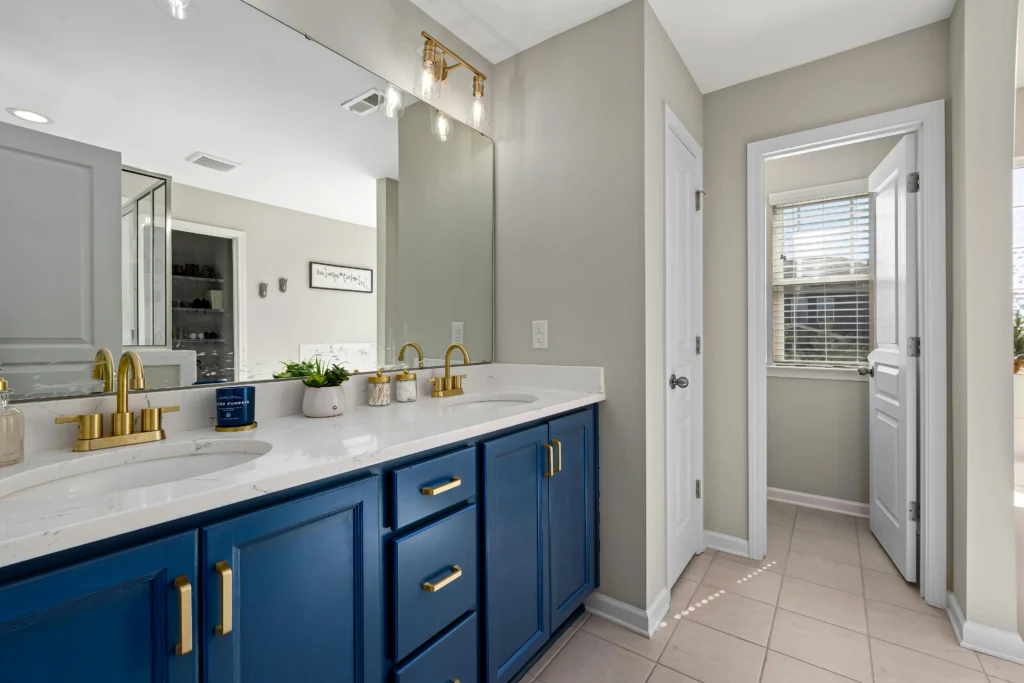 Bathroom with custom vanity by Bathroom Renovations Kapiti